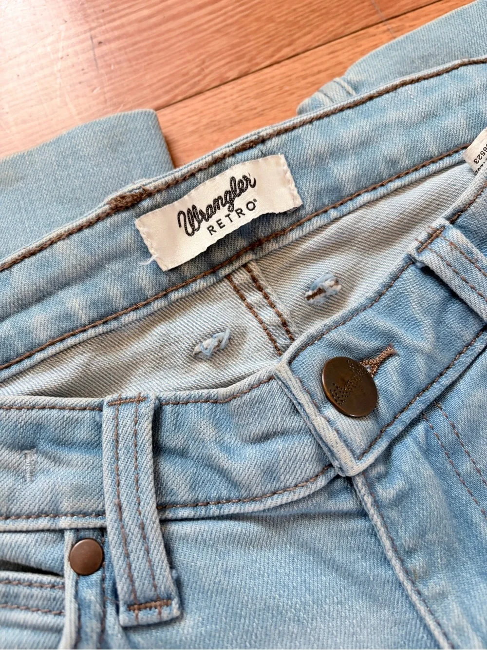 Wrangler Light Blue Straight Leg Women’s Jeans - Picture 3 of 4
